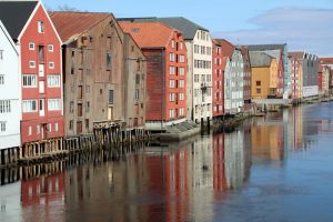 Der Stadtteil Bakklandet in Trondheim in NOrwegen mit seinen bunten Speicherhäusern