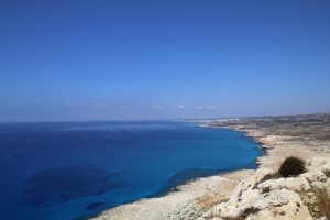 Blaues Meer bis zu Horizont am Cap Greco auf Zypern