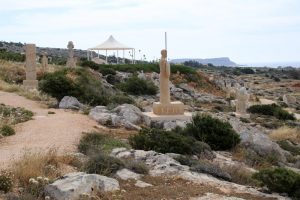Blick durch den Skulpturenpark Ayia Napa auf Zypern