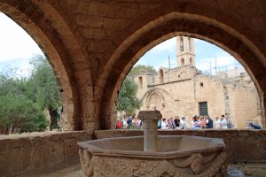 Innenhof des Ayia Napa Klosters auf Zypern