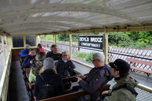 Die offenen Wagen der Vale of Rheidol Railway bieten perfekte Bedingungen zum Fotografieren während der Fahrt
