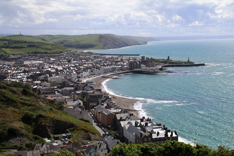 Blick über das malerische Städtchen Aberystwyth an der Küste von Wales