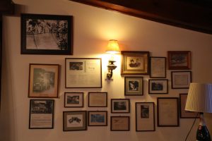 An den Wänden hängen viele alte Fotos aus der Gründungszeit des Hotels