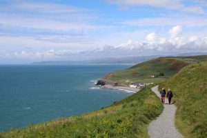 Bei einer Wanderung an der Küste von Wales kann man die Seele baumeln lassen