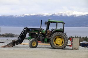 Der Goldene Umweg in Norwegen mit dem Berg Gård und einem Traktor