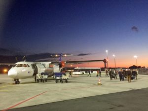Flugzeug von SAS auf dem Flughafen Hannover bei Sonnenuntergang