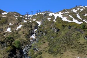 Desto höher man mit der Seilbahn am Kitzsteinhorn kommt, desto mehr Schnee wird sichtbar - auch im Sommer