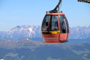 Der "Gletcherjet II" bringt die Besucher am Kitzsteinhorn immer höher in die faszinierende Bergwelt