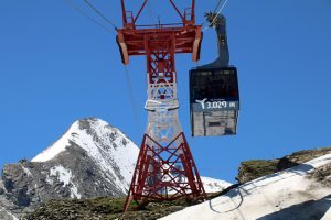 Die dritte Seilbahn fährt mit ihrer 80-Personen-Gondel über 3000 Meter hoch