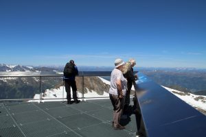Eine Aussichtsplattform in über 3000 Metern höhe