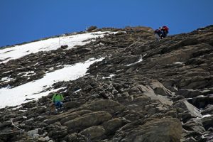 Der Weg bis zum Gipfel ist gesichert, aber nur durch Kletterei zu erreichen