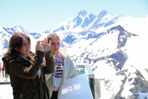 Viele Besucher des Kitzsteinhorns schießen Selfies mit dem Großglockner im Hintergrund