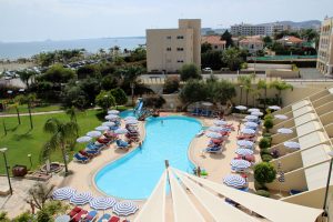 Viele Zimmer im St Raphael Resort in Limassol auf Zypern haben Meerblick