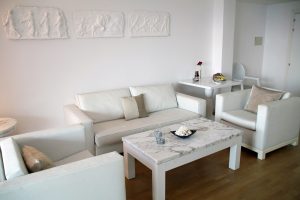 Der Wohnbereich im Grecian Park Hotel auf Zypern ist, wie auch der Rest der Suite, komplett in Weiß gehalten