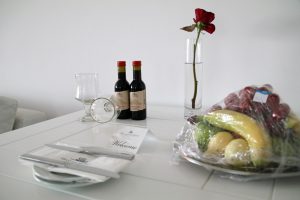 Kleine Weinflaschen und etwas Obst standen in meiner Suite dem Hotelzimmer des Grecian Park auf Zypern bereit