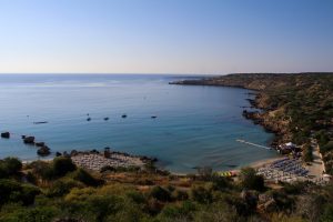 Das Mittelmeer mit dem Cap Greco liegt direkt vor dem Hotel Grecian Park auf Zypern