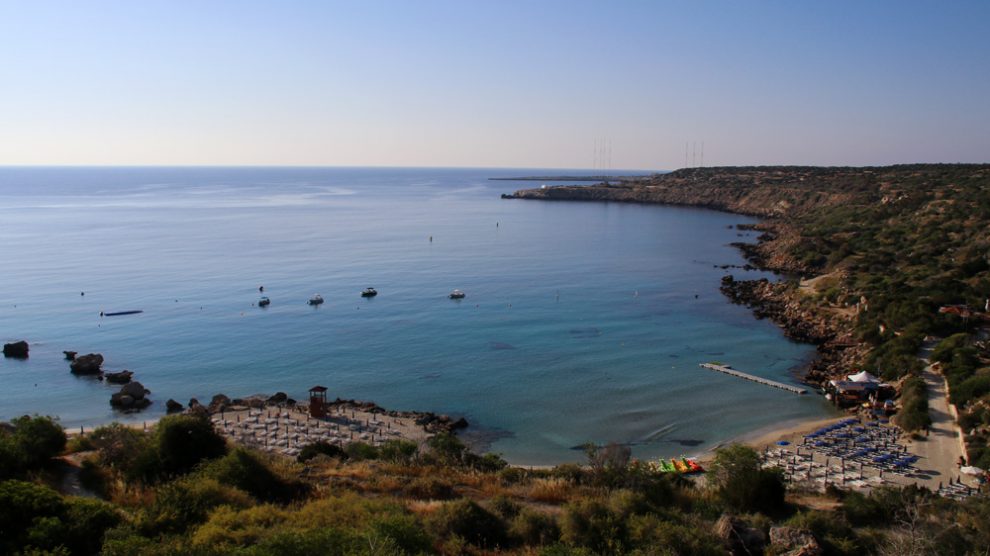 Das Mittelmeer mit dem Cap Greco liegt direkt vor dem Hotel Grecian Park auf Zypern