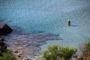 Das Wasser im Mittelmeer am Cap Greco bei Agia Napa auf Zypern ist glasklar