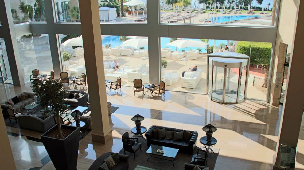 Die Lobby des Grecian Park Hotels ist großzügig gestaltet