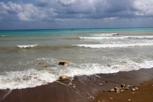 Vor dem Hotel Columbia Beach Ressort Pissouri auf Zypern erstreckt sich ein wahrer Traumstrand