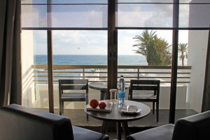 Ein Zimmer mit traumhafter Aussicht im Designhotel Almyra in Paphos auf Zypern