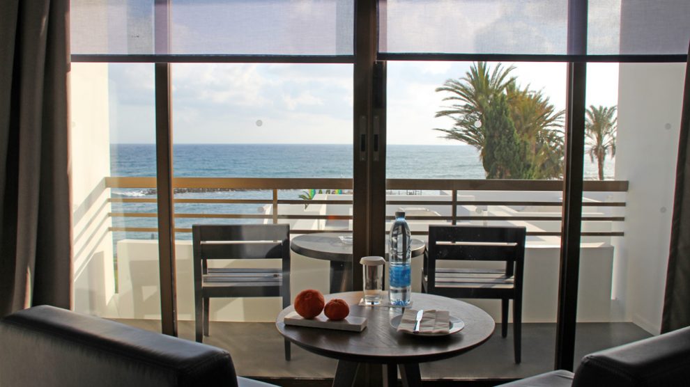 Ein Zimmer mit traumhafter Aussicht im Designhotel Almyra in Paphos auf Zypern