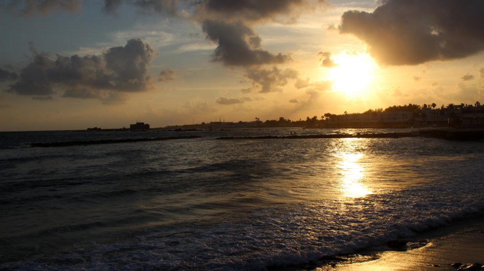 Welch Sonnenuntergang - Die Sonne geht über dem mittelalterlichen Kastell in Paphos auf Zypern unter