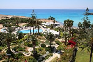 Blick über die Gärten des Grecian Bay Hotels auf Zypern und das Mittelmeer
