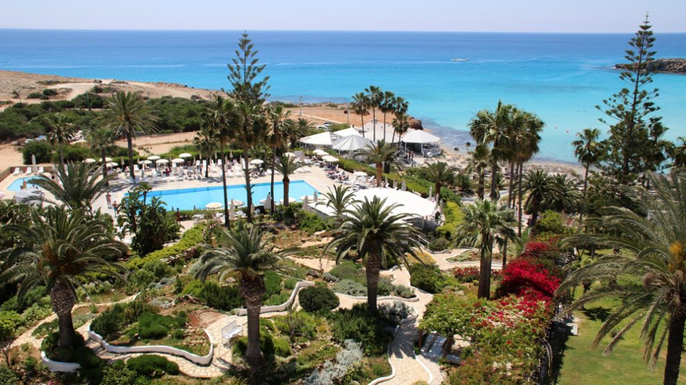 Blick über die Gärten des Grecian Bay Hotels auf Zypern und das Mittelmeer