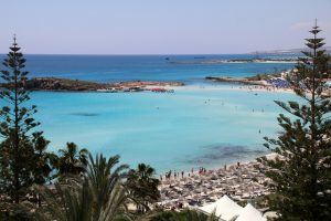 Der Strandabschnitt vor dem Grecian Bay Hotel zählt für viele zu den schönsten auf ganz Zypern