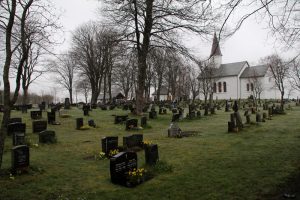 Malerisch präsentiert sich die kleine Kirche mit dem angeschlossenen Friedhof