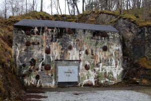 Getarnter Eingang zur Bunkerwelt der Festung Austrått