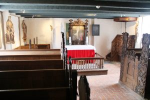 Die Einrichtung der alten Kapelle besteht fast komplett aus Holz