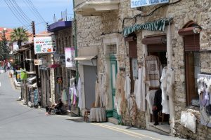 Stickereien sind in Lefkara auf Zypern in vielen Geschäften zu bekommen