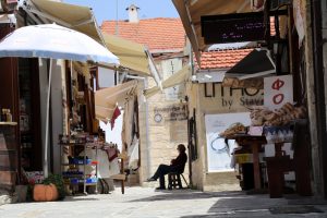 Verwinkelte Gassen im kleinen Dorf Omodos auf Zypern