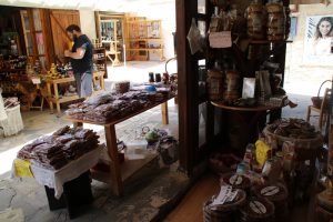 Geschäft mit Souvenirs in Omodos auf Zypern