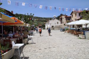 Hauptplatz im Dorf Omodos in den bergen des Troodos-Gebirges auf Zypern