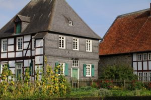 Neben den Häusern im Freilichtmuseum Detmold befinden sich liebevoll angelegte Bauerngärten
