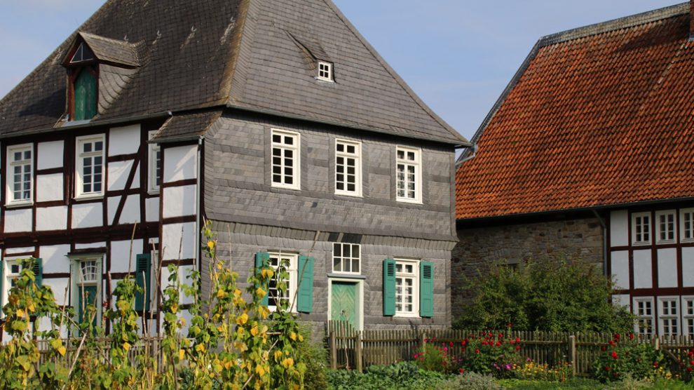 Neben den Häusern im Freilichtmuseum Detmold befinden sich liebevoll angelegte Bauerngärten