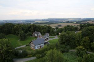 Vom Aussichtsturm genießt man einen wunderbaren Blick über das Freilichtmuseum Detmold und das Umland
