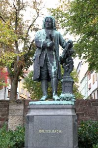 Vor dem Bachhaus in Eisenach steht eine Statue von Bach