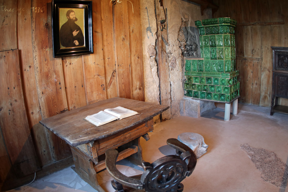 In diesem Raum auf der Wartburg hat Martin Luther die Bibel übersetzt