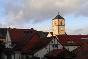 Der Ort Creuzburg in Thüringen im Lichte der untergehenden Sonne