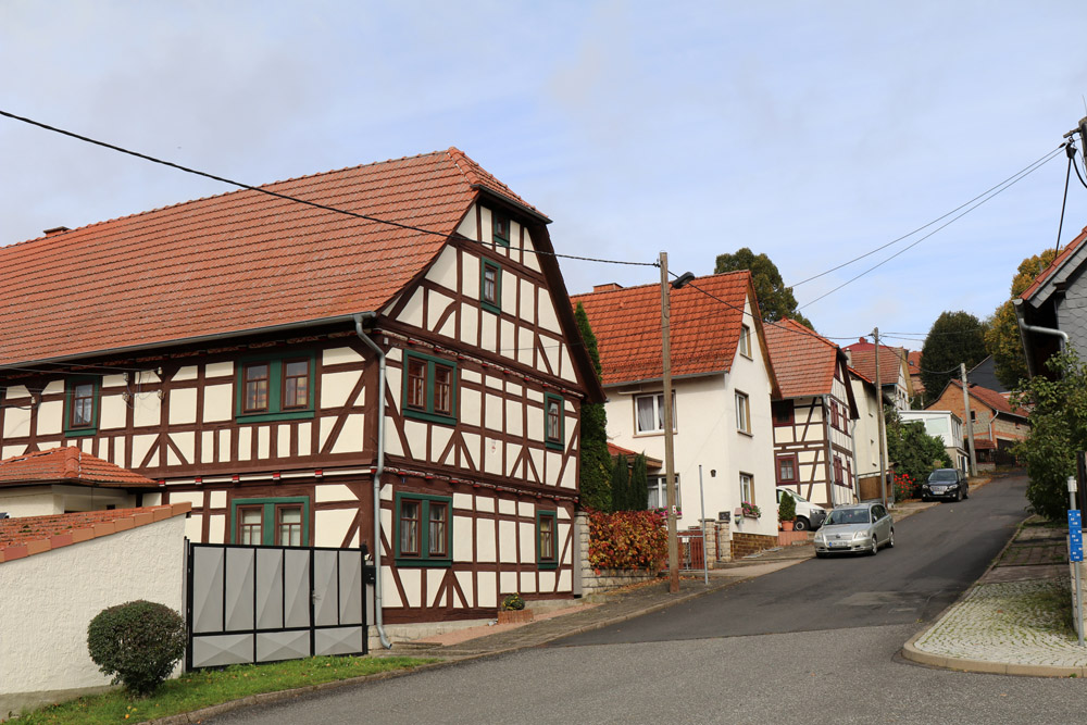 Niedliche Dörfer mit Fachwerkhäusern wie hier in Scherbda prägen das Bild beim Lutherweg wandern in Thüringen