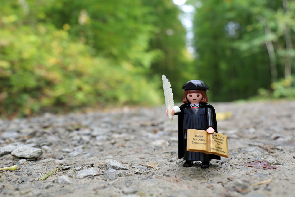 Nach Martin Luther ist der Lutherweg benannt. Hier der Reformator aus Playmobil.