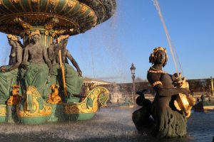Das Gold der Brunnen am Place de la Concorde leuchtet in der Herbstsonne besonders intensiv