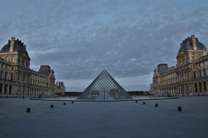 Der Louvre in Paris mit der Glaspyramide in der Morgendämmerung