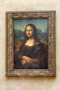 Die Mona Lisa von Leonardo da Vinci hängt im Louvre Museum in Paris