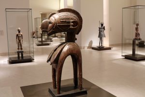 Kunst aus Afrika im Louvre in Paris