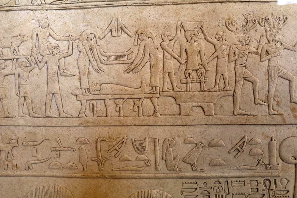 Steintafel mit Hieroglyphen im Louvre